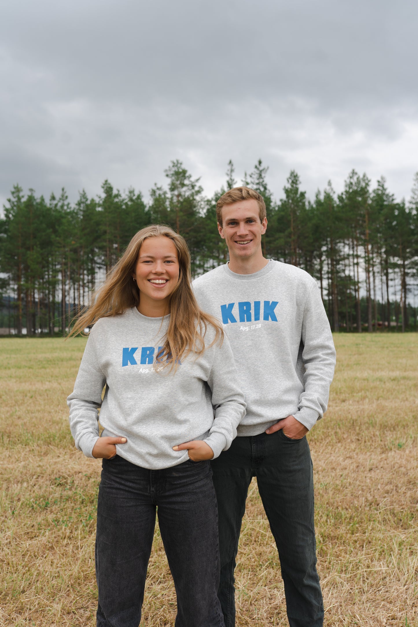 Crewneck grå (blå logo)