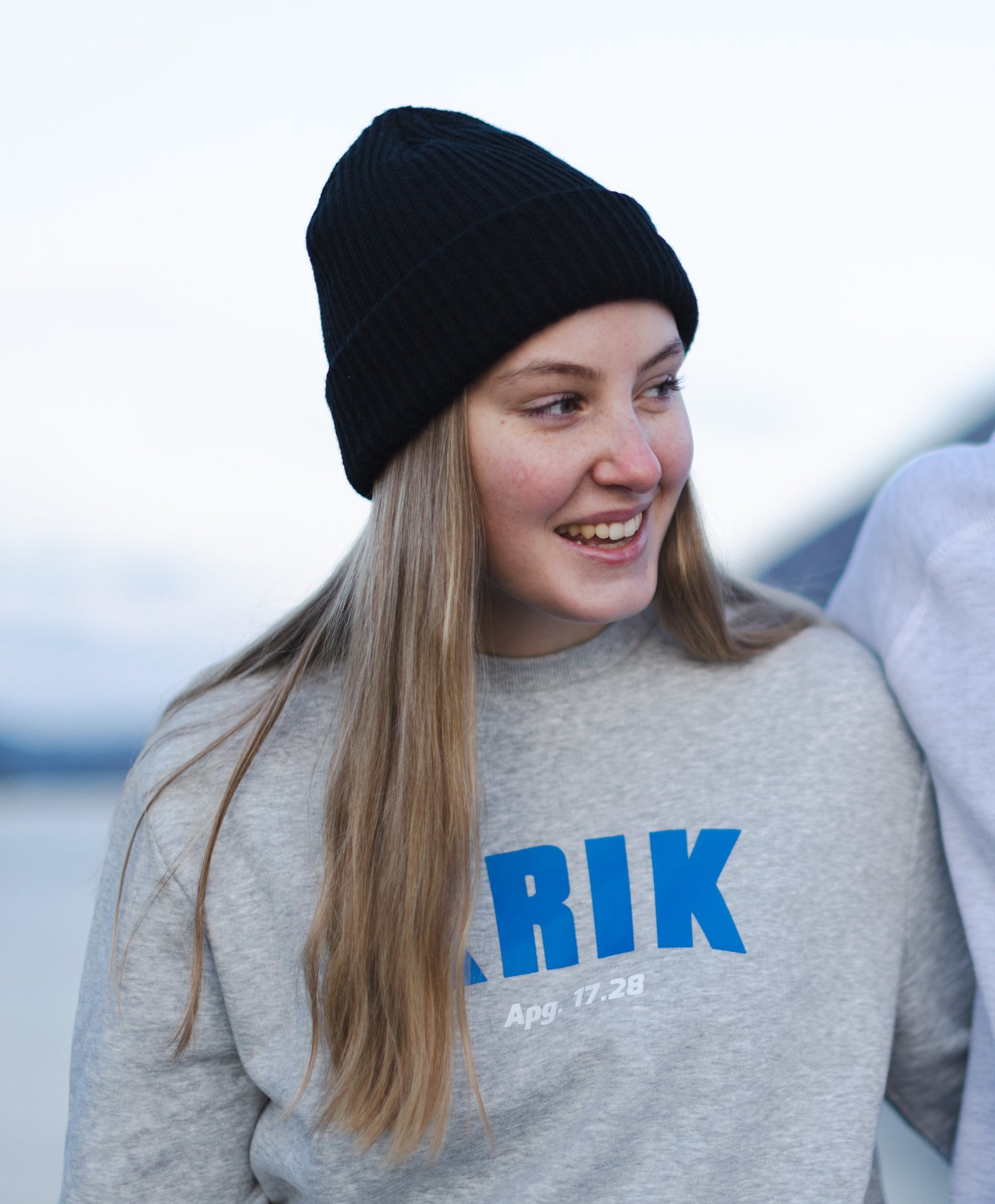 Crewneck grå (blå logo)