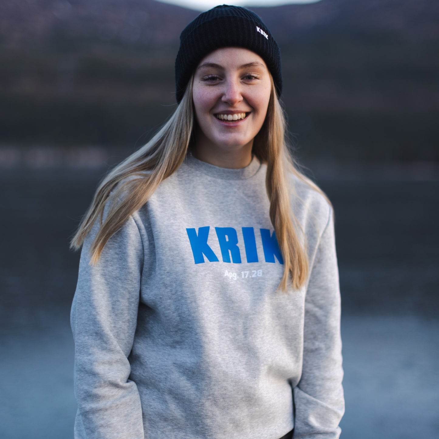 Crewneck grå (blå logo)